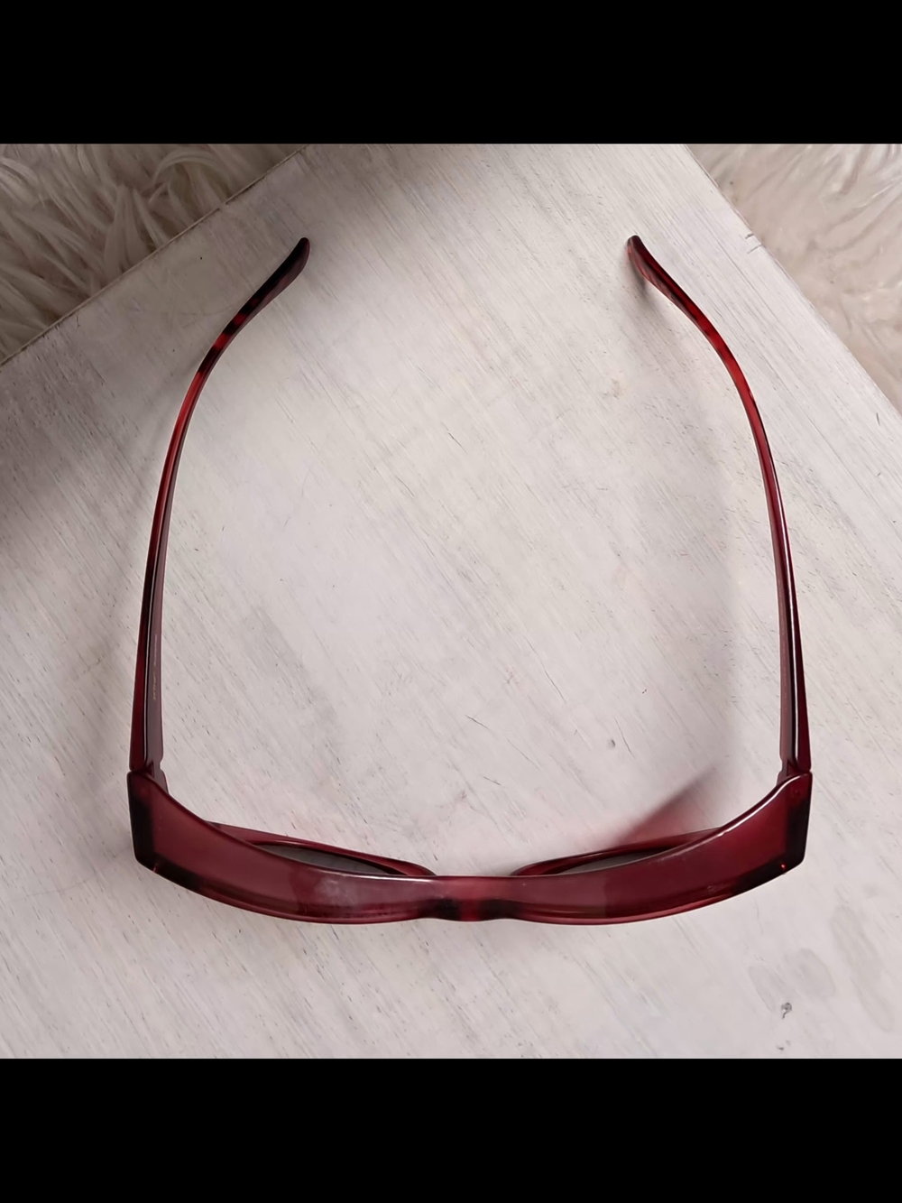 Stylish Red Women's Sunglasses - Classic Round Frame - Picture 4 of 11